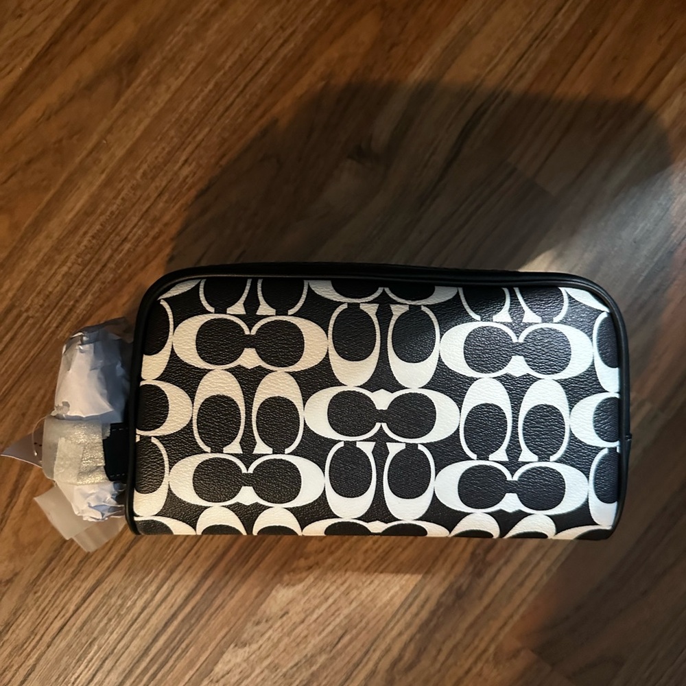 Coach signature leather travel bag. Nwt